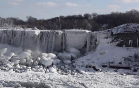 Jég és hó borítja a tájat a Niagara-vízesésnél New York államban